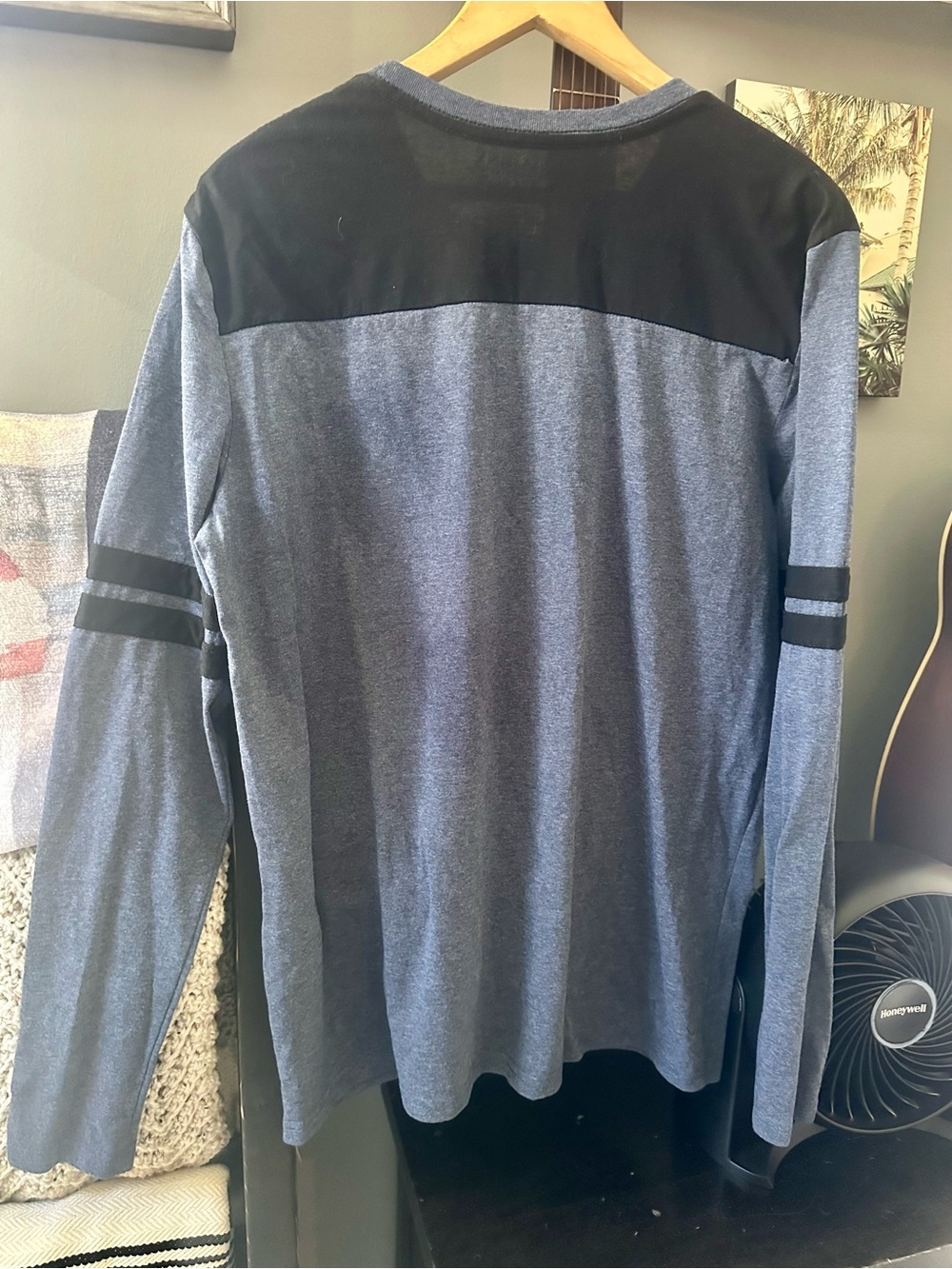 Assassin’s Creed Men's Long Sleeve Graphic Tee - Blue with Gold Emblem - Picture 3 of 3